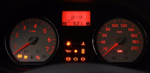 Типичные индикаторы щитка приборов современного бюджетного автомобиля.